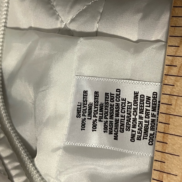 #2027. Kim Rogers White Quilted Puffy Vest w/Zip & Snap Closure. Size 1X - Picture 8 of 8